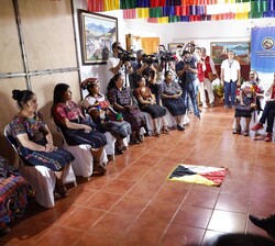 Salón de la iglesia colonial donde Doña Letizia recibe explicaciones sobre el programa de empoderamiento y participacicón política de mujeres indígena